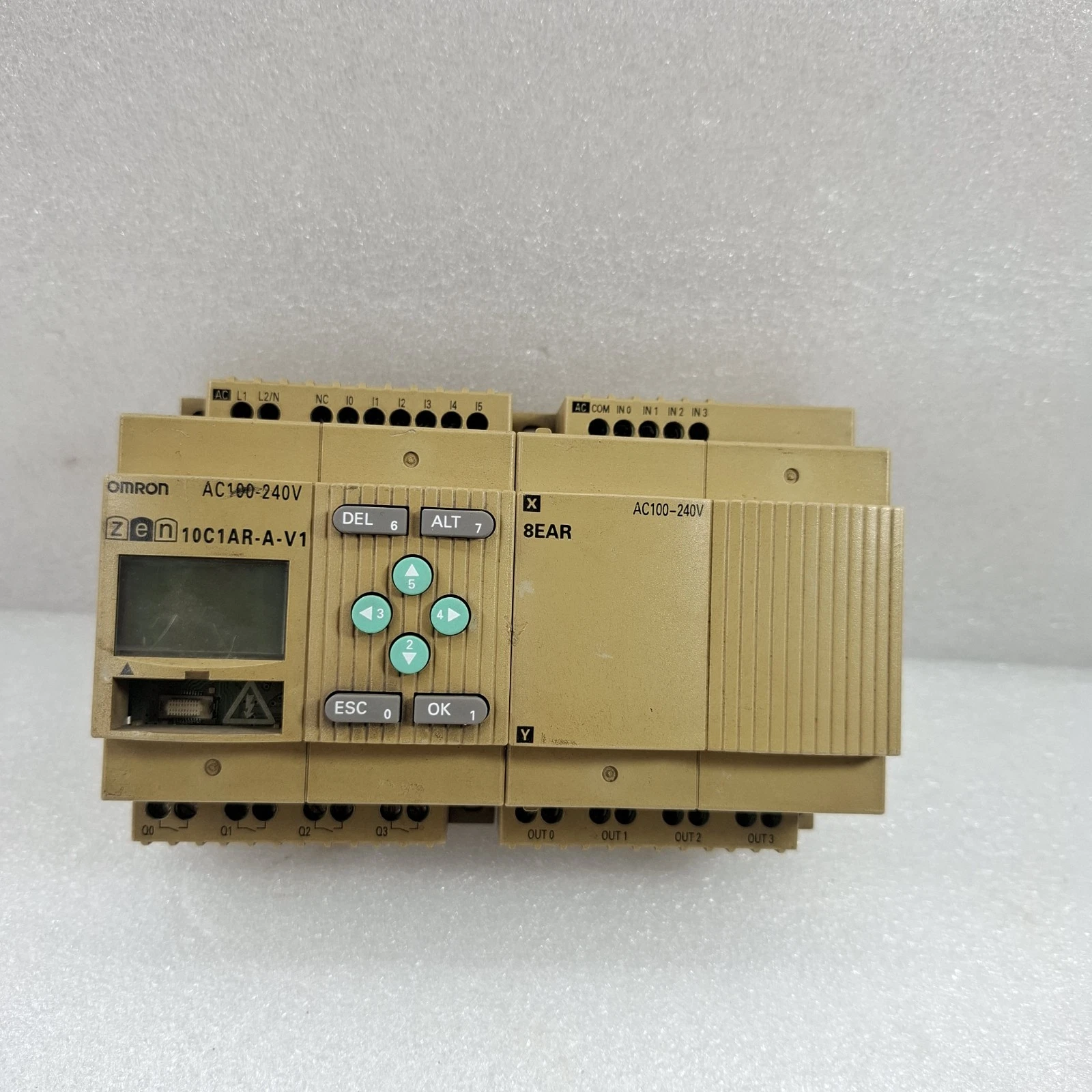 OMRON ZEN 10C1AR-A-V1 WITH ZEN-8EAR IN/OUT UNIT (LOW VISIBILITY ON DISPLAY)